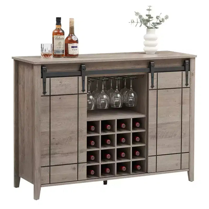 Buffet de salle à manger avec porte coulissante de style grange, porte-bouteilles et finition couleur feu