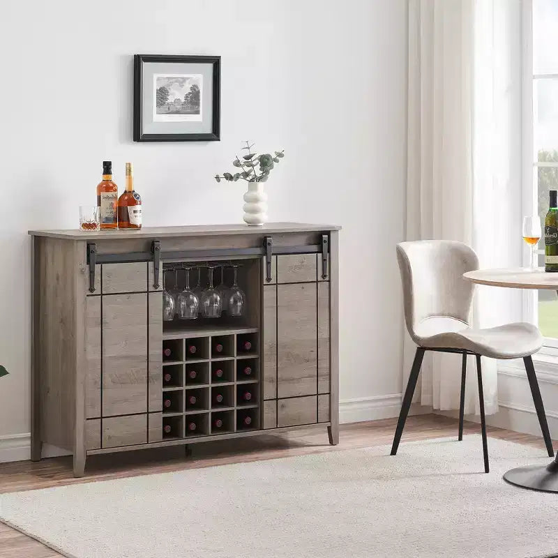 Buffet de salle à manger avec porte coulissante de style grange, porte-bouteilles et finition couleur feu