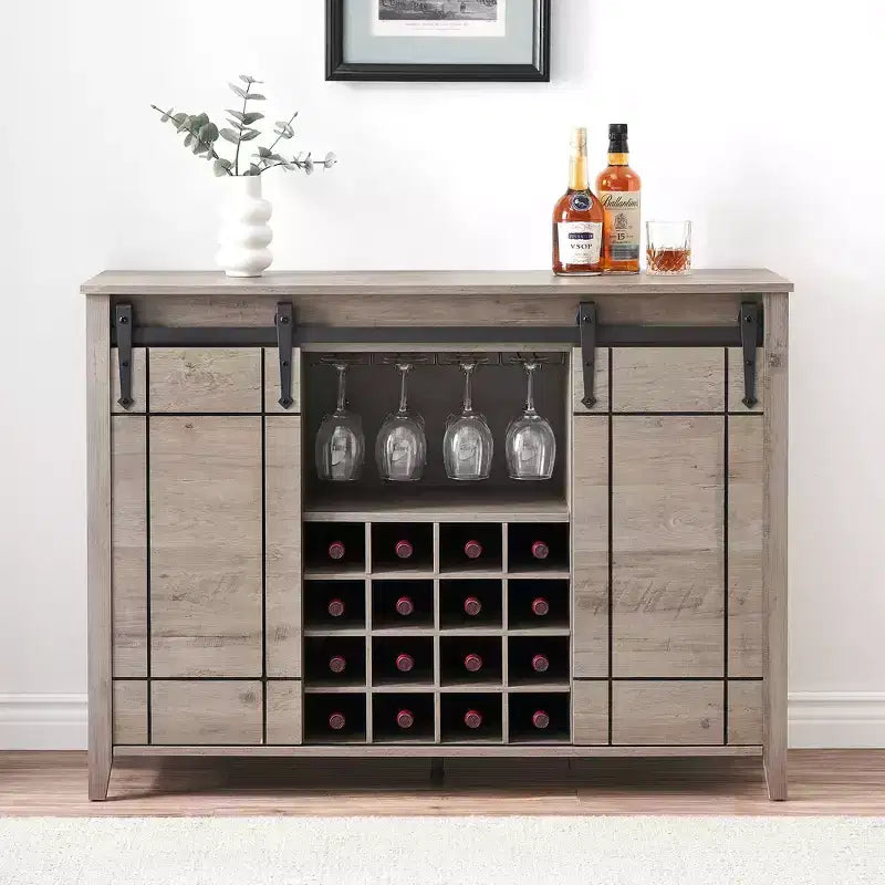 Buffet de salle à manger avec porte coulissante de style grange, porte-bouteilles et finition couleur feu