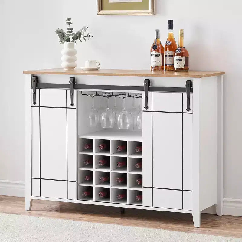 Buffet de salle à manger avec porte coulissante de style grange, porte-bouteilles et finition couleur feu