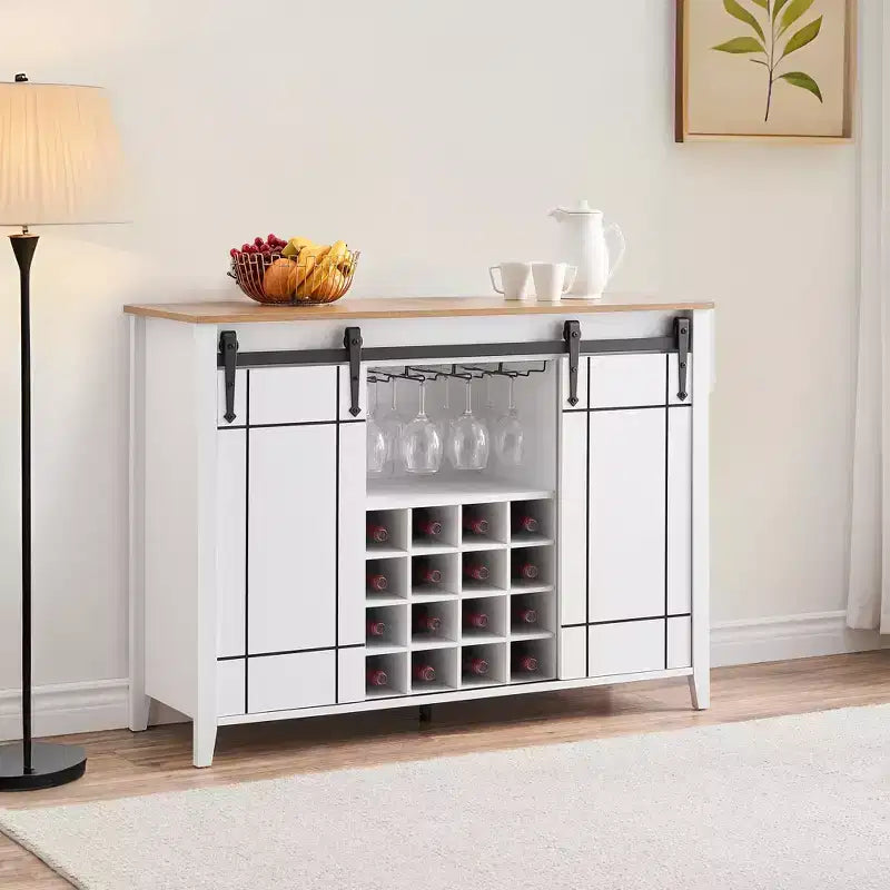 Buffet de salle à manger avec porte coulissante de style grange, porte-bouteilles et finition couleur feu