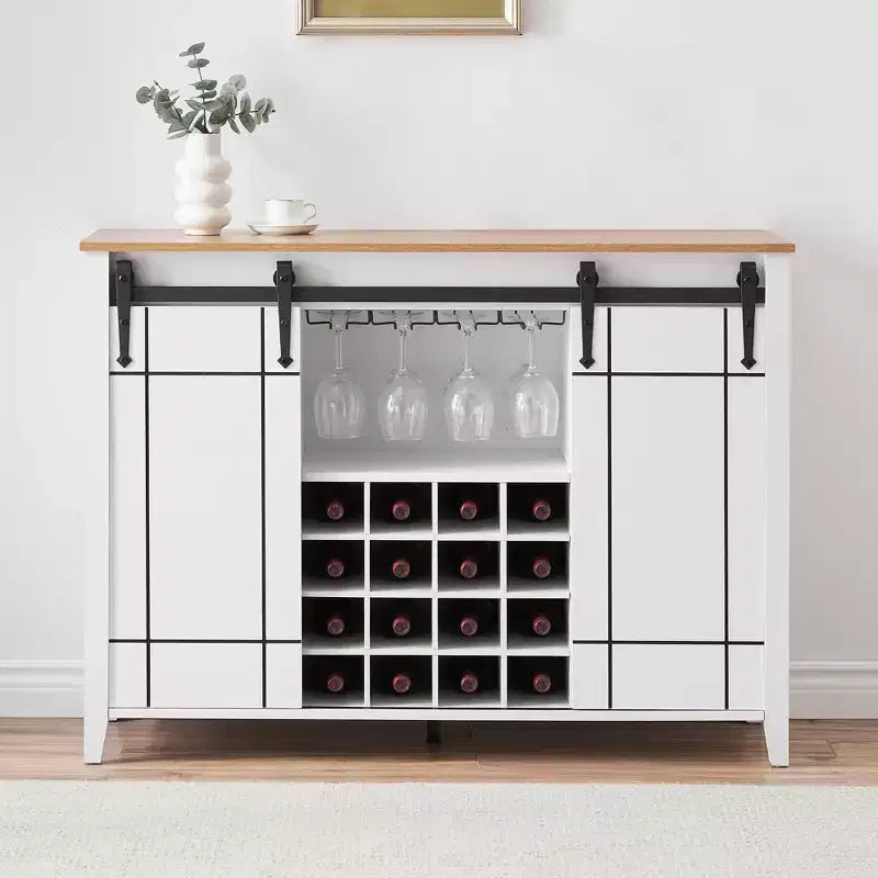 Buffet de salle à manger avec porte coulissante de style grange, porte-bouteilles et finition couleur feu