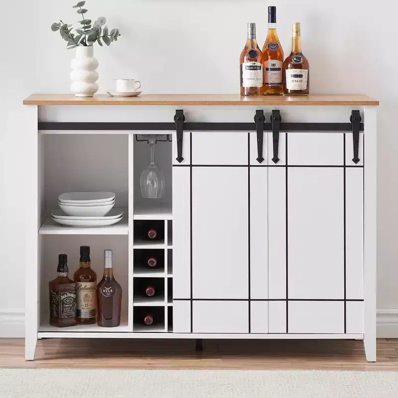 Buffet de salle à manger avec porte coulissante de style grange, porte-bouteilles et finition couleur feu