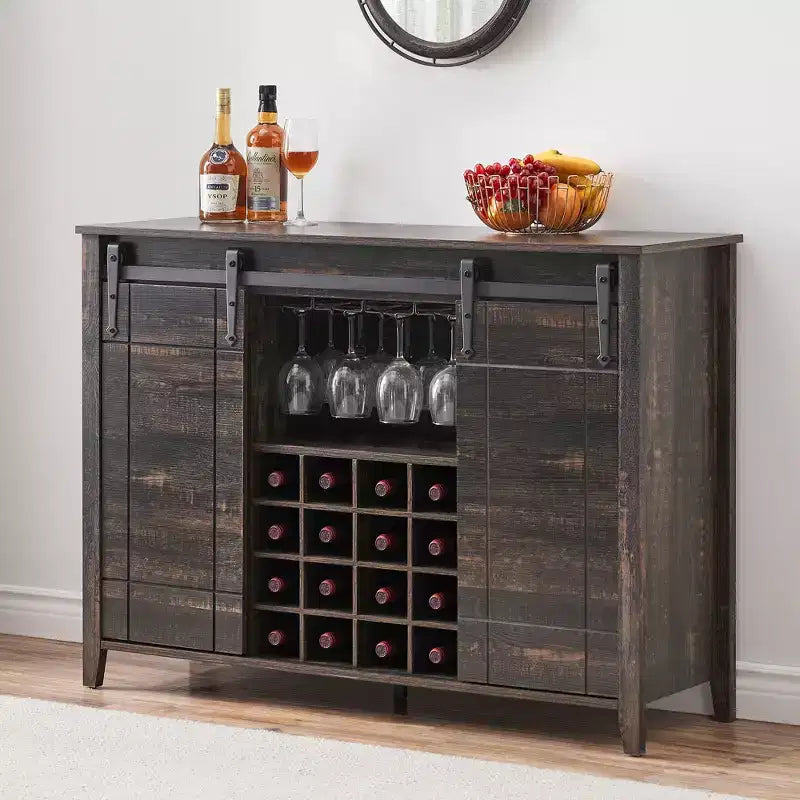Buffet de salle à manger avec porte coulissante de style grange, porte-bouteilles et finition couleur feu