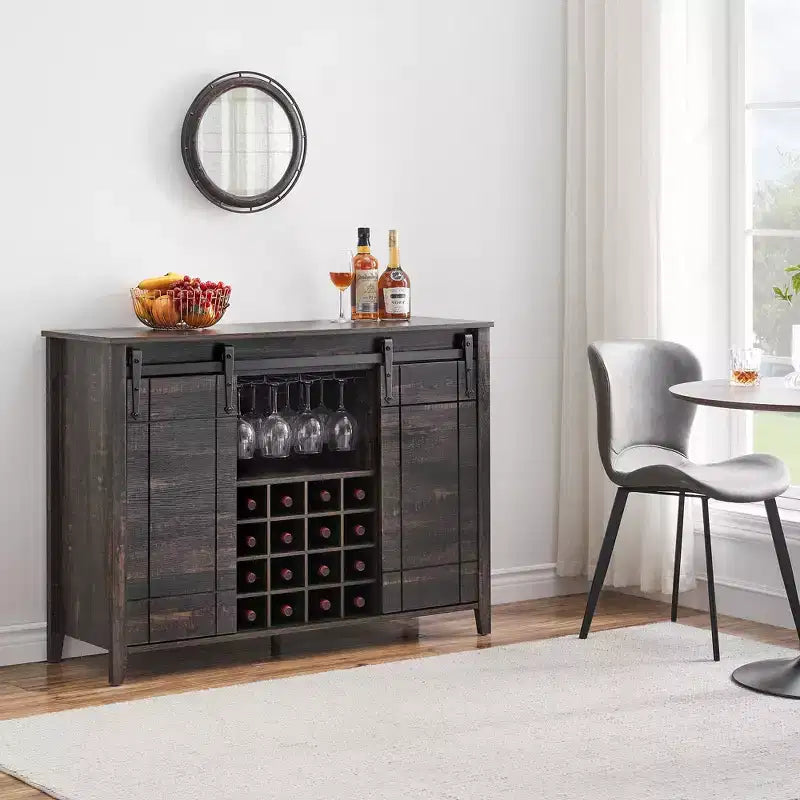 Buffet de salle à manger avec porte coulissante de style grange, porte-bouteilles et finition couleur feu