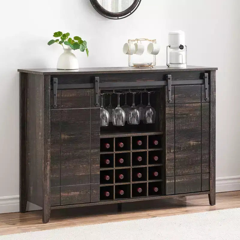 Buffet de salle à manger avec porte coulissante de style grange, porte-bouteilles et finition couleur feu