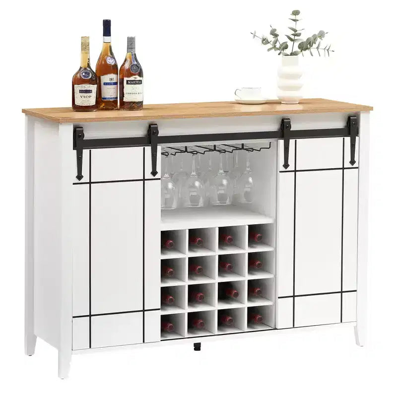 Buffet de salle à manger avec porte coulissante de style grange, porte-bouteilles et finition couleur feu