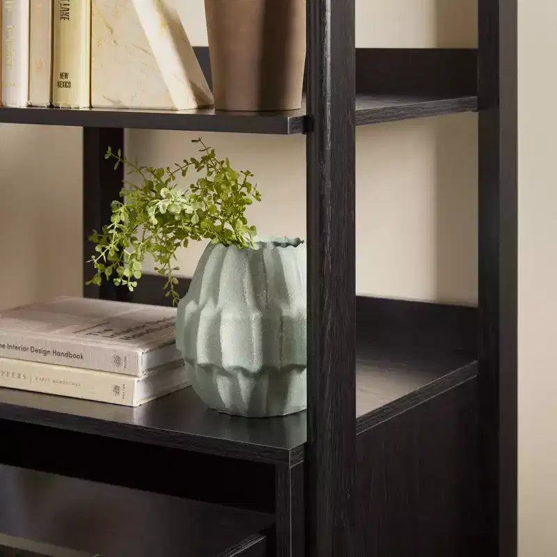 Bibliothèque étroite et haute noire avec 4 étagères ouvertes et tiroir cannelé, simple