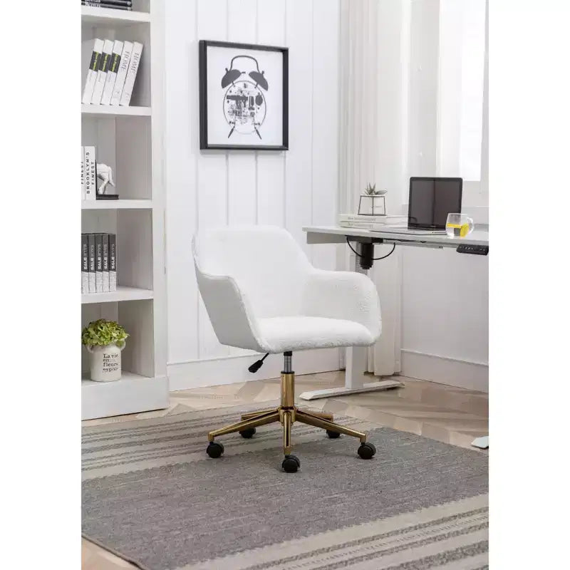 Fauteuil de bureau pivotant en tissu Teddy blanc avec piètement en métal doré, 1 personne, hauteur réglable