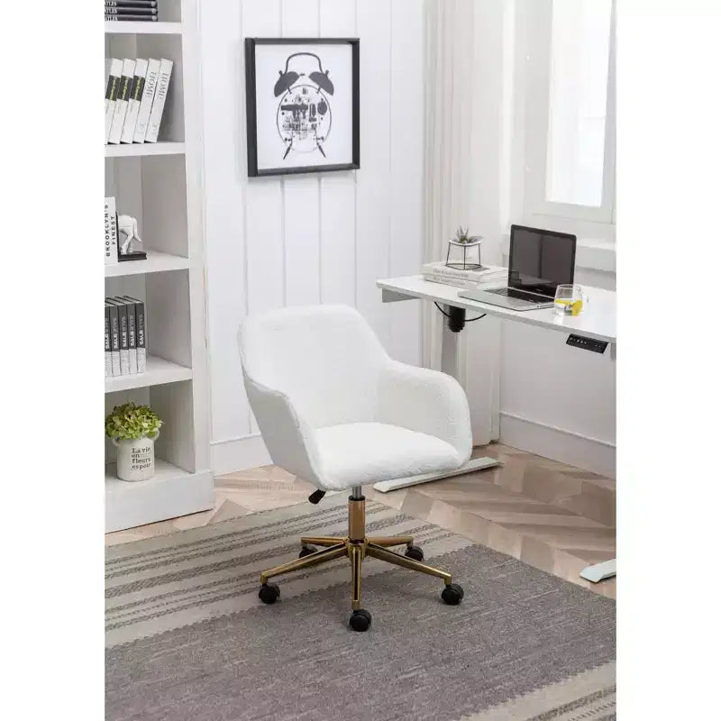 Fauteuil de bureau pivotant en tissu Teddy blanc avec piètement en métal doré, 1 personne, hauteur réglable