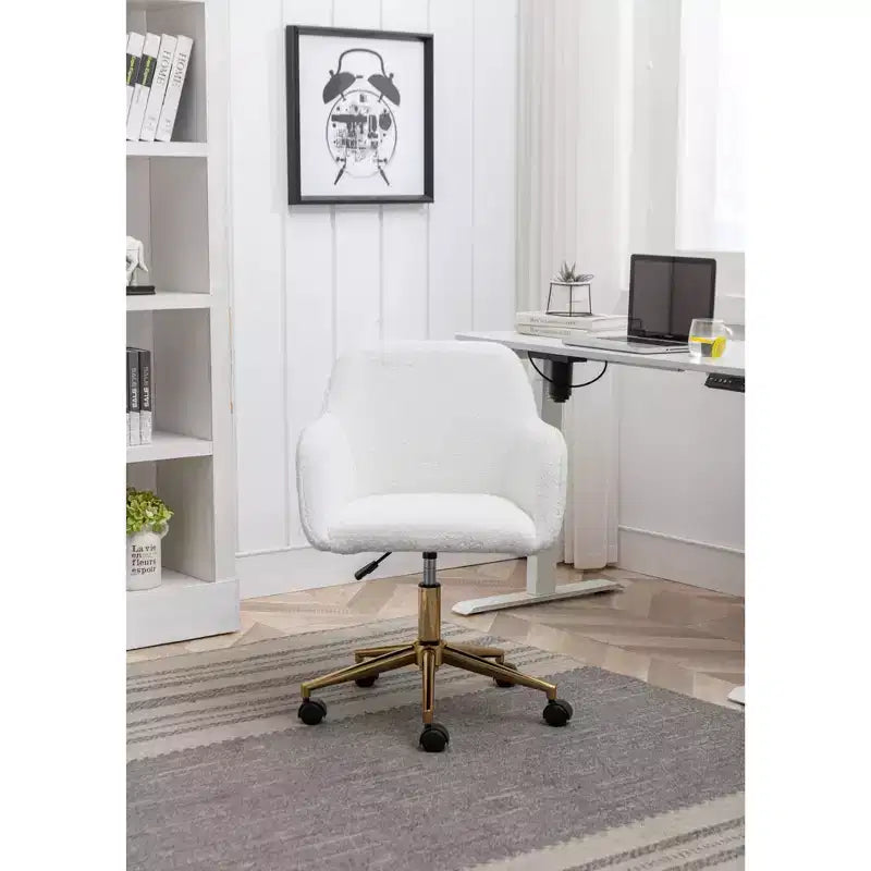Fauteuil de bureau pivotant en tissu Teddy blanc avec piètement en métal doré, 1 personne, hauteur réglable
