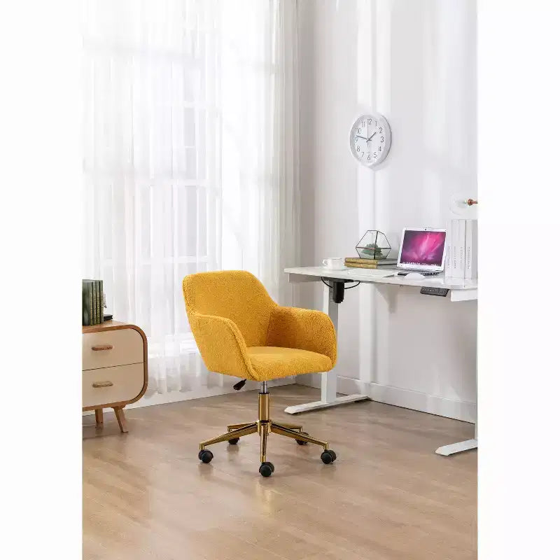 Fauteuil de bureau pivotant en tissu Teddy blanc avec piètement en métal doré, 1 personne, hauteur réglable
