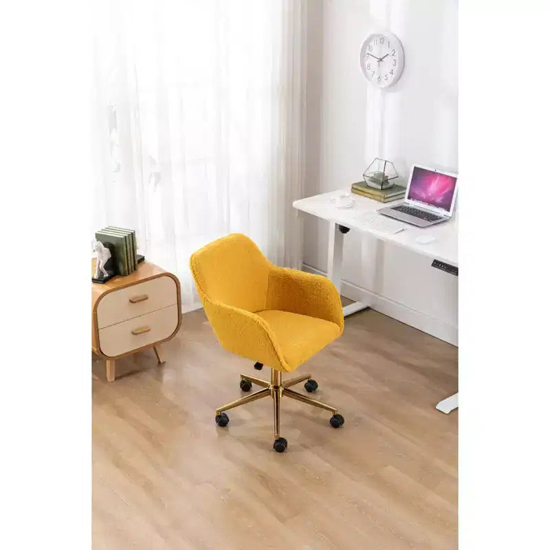Fauteuil de bureau pivotant en tissu Teddy blanc avec piètement en métal doré, 1 personne, hauteur réglable
