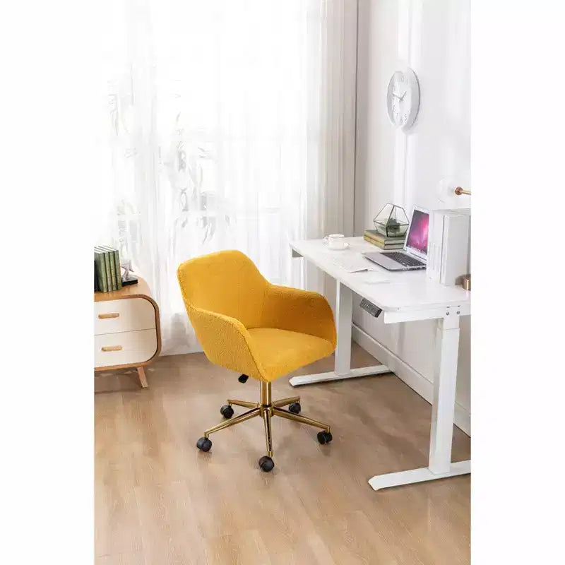 Fauteuil de bureau pivotant en tissu Teddy blanc avec piètement en métal doré, 1 personne, hauteur réglable