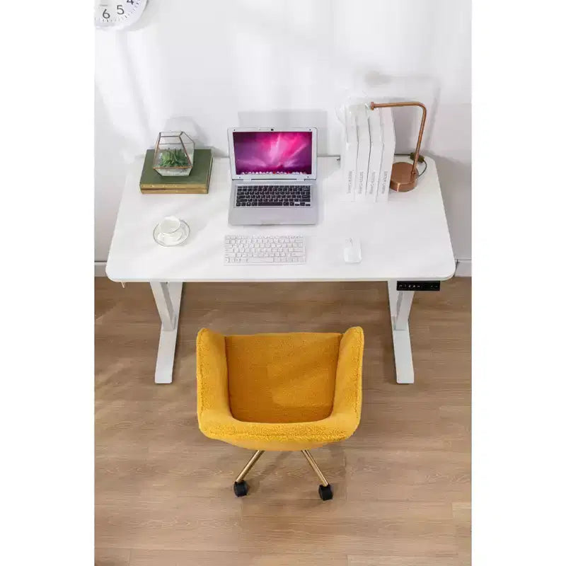 Fauteuil de bureau pivotant en tissu Teddy blanc avec piètement en métal doré, 1 personne, hauteur réglable