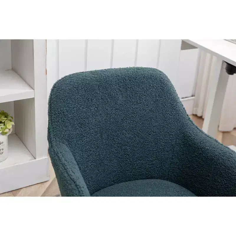 Fauteuil de bureau pivotant en tissu Teddy blanc avec piètement en métal doré, 1 personne, hauteur réglable