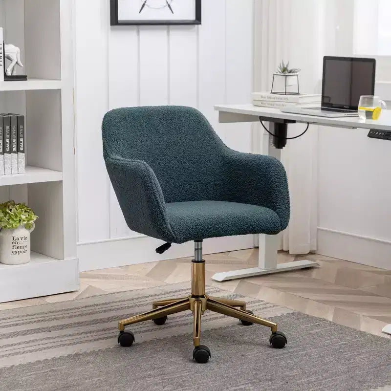 Fauteuil de bureau pivotant en tissu Teddy blanc avec piètement en métal doré, 1 personne, hauteur réglable