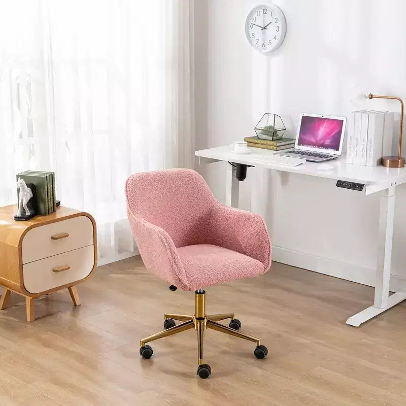 Fauteuil de bureau pivotant en tissu Teddy blanc avec piètement en métal doré, 1 personne, hauteur réglable