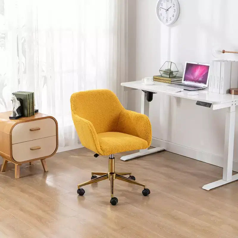 Fauteuil de bureau pivotant en tissu Teddy blanc avec piètement en métal doré, 1 personne, hauteur réglable