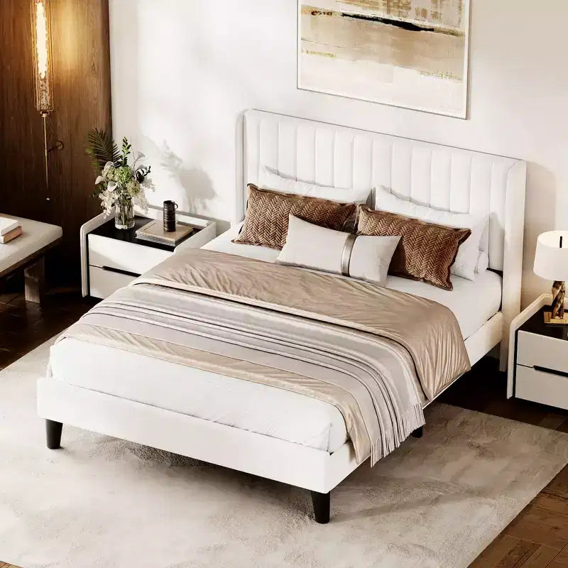 Cadre de lit plateforme en velours beige avec têtes d'ailes, capitonnage vertical, Double/Grand.