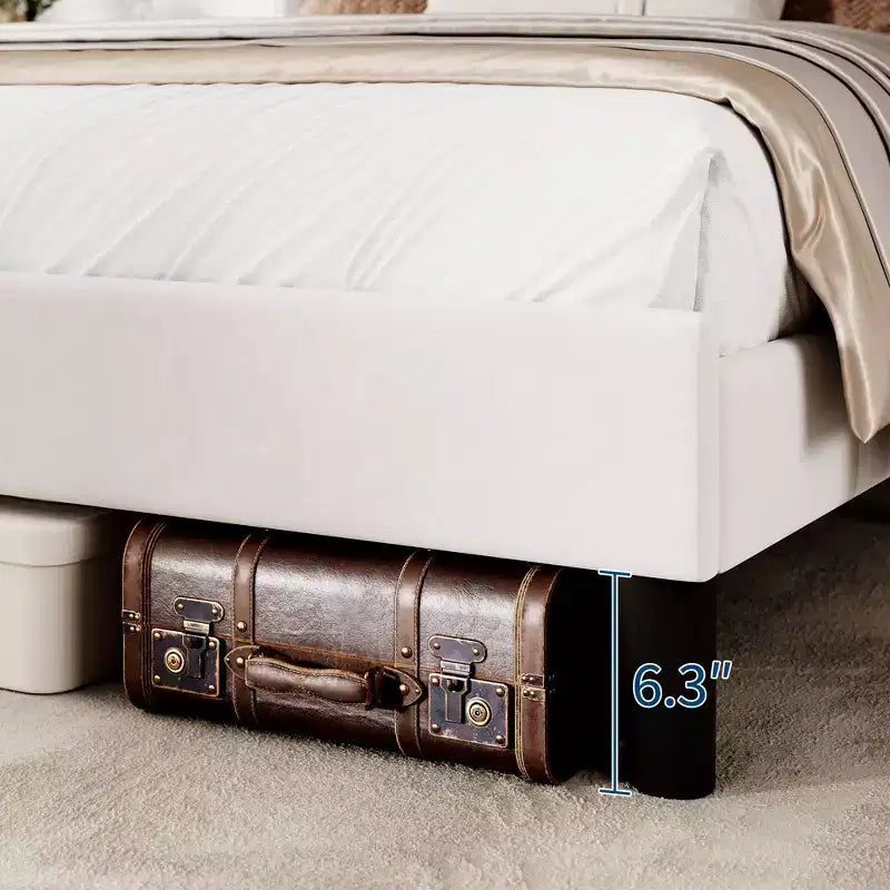Cadre de lit plateforme en velours beige avec têtes d'ailes, capitonnage vertical, Double/Grand.