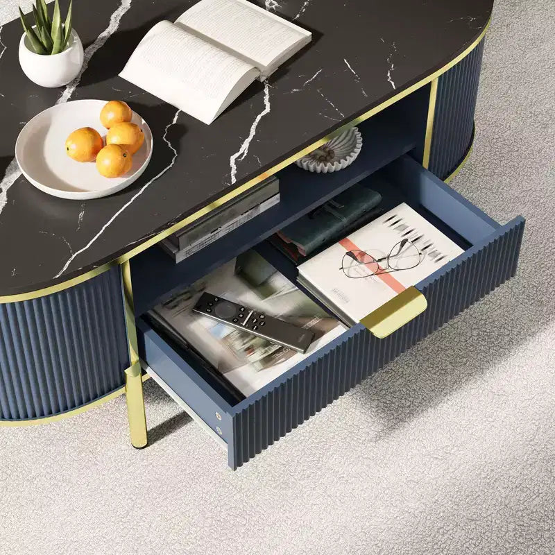 Table basse ovale cannelée bleu / chêne avec plateau effet marbre, cadre doré et tiroir