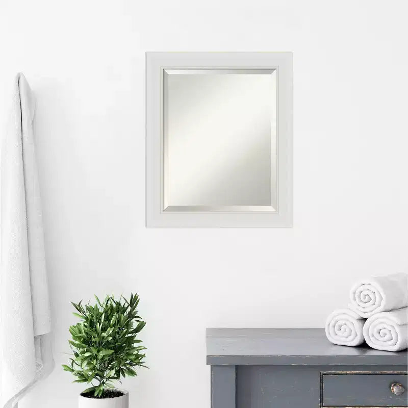 Miroir mural rectangulaire biseauté avec cadre blanc