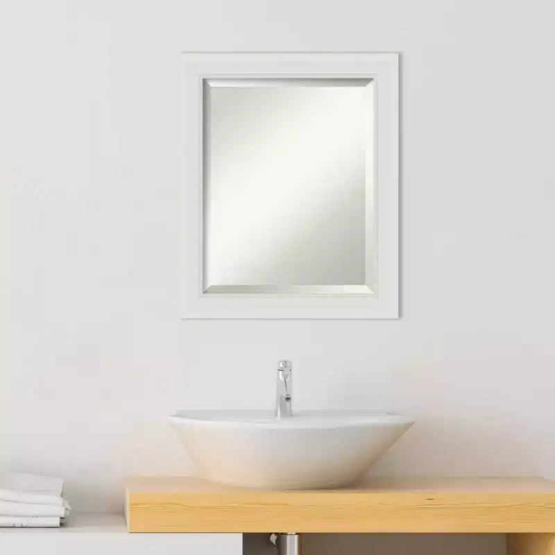 Miroir mural rectangulaire biseauté avec cadre blanc